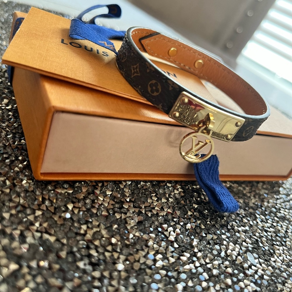 🆕❤️Louis Vuitton Logomania Bracelet❤️